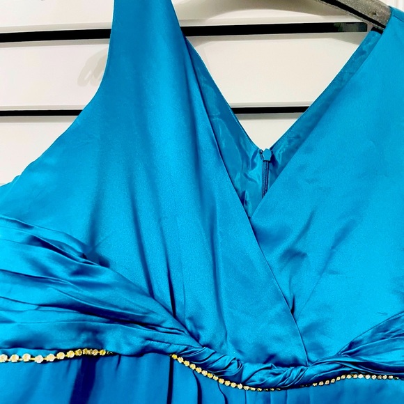 Gorgeous electric blue dress with rhinestones - Picture 2 of 5